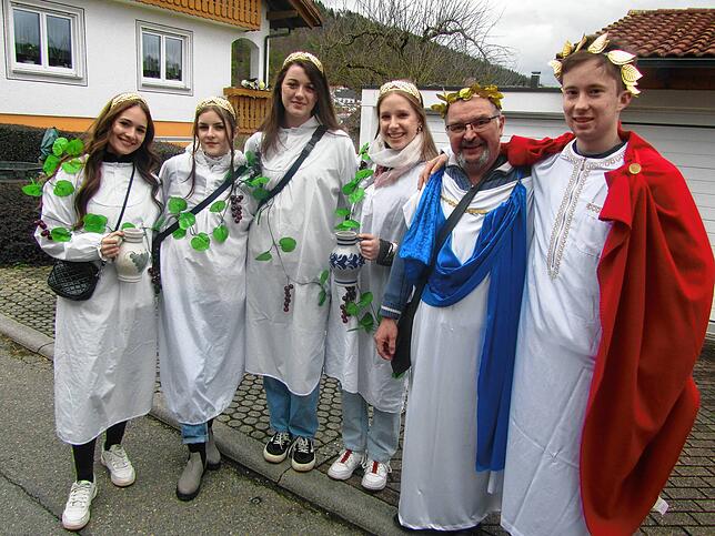 Römischen Weingöttinnen und deren Begleitern kann man beim Umzug in Zimmern begegnen.