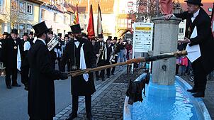 Auch die Beschwörungen von Oberplärrer Stefan Hummel (rechts) nützen nichts, die Geldbeutel bleiben trotz Wäsche leer: der von vielen ...