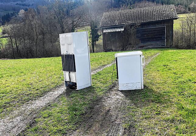 In Kaisten wurden im Februar 2024 ein Kühlschrank und ein Tiefkühlschrank illegal entsorgt.