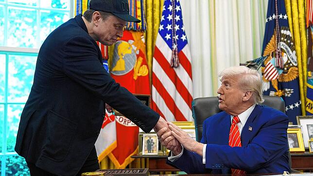 US-Präsident Donald Trump (r) schüttelt die Hand von seinem Berater Elon Musk während einer Pressekonferenz im Oval Office des Weißen ...