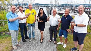 Vereinsvertreter und Organisatoren stoßen schon mal auf ein erfolgreiches und schönes Wein- und Fischerfest an (von links): Andreas ...
