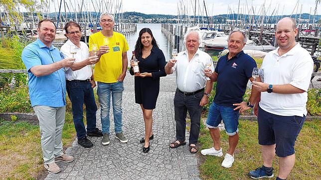 Vereinsvertreter und Organisatoren stoßen schon mal auf ein erfolgreiches und schönes Wein- und Fischerfest an (von links): Andreas ...