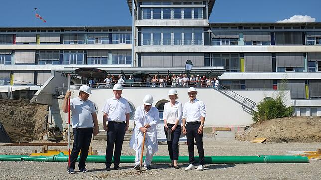 Spatenstich für die neue Geriatrie-Station am Helios-Spital (von links): Konstantin Prieb von der Projektsteuerung, Oberbürgermeister ...