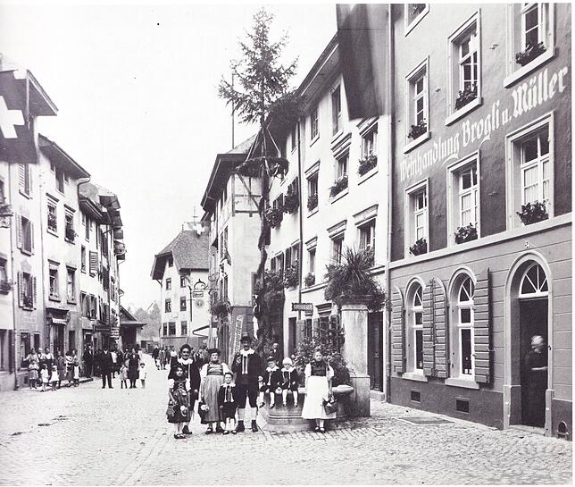 So sah die Rheinbrückstraße in der ersten Hälfte des vorigen Jahrhunderts aus. Am Ende der rechten Häuserfassade ist der Hallwyler Hof ...