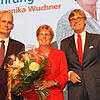 Nach 22 Jahren im Aufsichtsrat der Volksbank Hochrhein wurde Veronika Wuchner vom Wirtschaftsprüfer Jürgen Albrecht (links) und ...