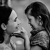 Die Bilder von Carmen Brockhammer zeigen oft Kinder zusammen mit ihren Eltern.