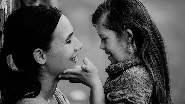 Die Bilder von Carmen Brockhammer zeigen oft Kinder zusammen mit ihren Eltern.