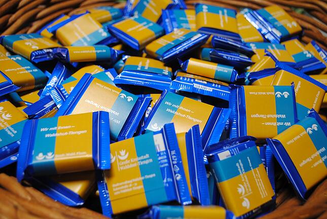 Blaugelb: Eine schokoladige Begrüßung gibt es für die Gäste des Neujahrsempfangs.