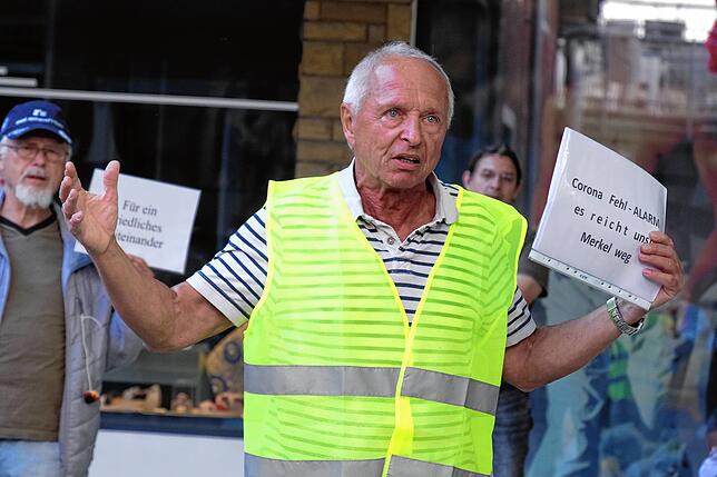 Eine Schutzimpfung gegen Corona? Nicht, wenn es nach Demonstrant Wolfgang Schneefeld geht.