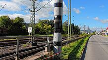 Die von einem Unbekannten angezündete Radaranlage an der B 311. Bild: Jutta Freudig