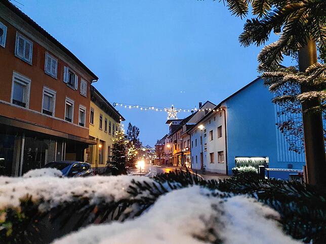 Erster Schnee am Morgen des 9. Dezember 2022 in der weihnachtlich dekorierten Wehrer Hauptstraße.