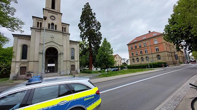 Immer wieder Lutherplatz: In der Nähe der Kirche schlug ein 29-Jähriger auf eine Frau ein. Schon im Vorjahr (Bild) hatte es hier eine ...