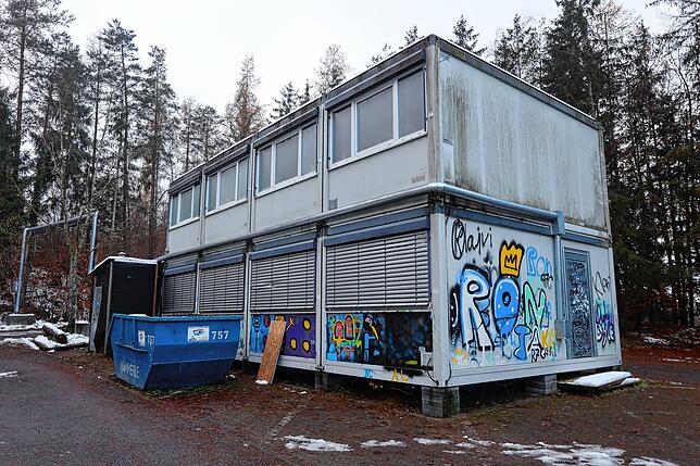 Diese alten Container dienten einst der Theater-AG der Scholl-Schule als Unterkunft. Nun stehen sie auf dem Schulparkplatz und bieten ...