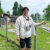 Manuela Rech, Pächterin des Kiosks der Minigolfanlage Waldshut, schaut am Montagmittag auf die Schlammassen auf der Anlage.