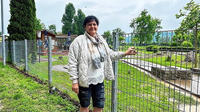 Manuela Rech, Pächterin des Kiosks der Minigolfanlage Waldshut, schaut am Montagmittag auf die Schlammassen auf der Anlage.