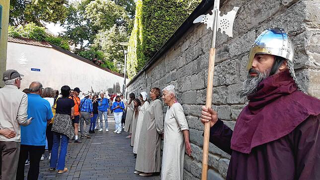 Vermeintliche Hexen am Pranger: Für die Teilnehmer der Führung und die Passanten ein eher ungewöhnlicher Anblick, der fotografisch ...