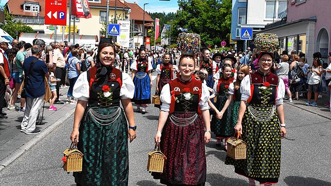 Mit insgesamt 70 Trachtenträgerinnen und Trachtenträgern gab der heimische TVR auch beim Umzug ein prächtiges Bild ab.
