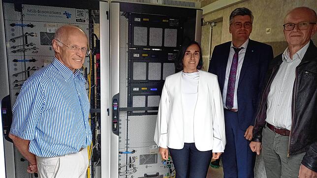 Michael Tritschler, Landkreis-Wirtschaftsförderin Lucia Leal Couso, Landrat Martin Kistler und Bürgermeister Dietmar Zäpernick (von ...