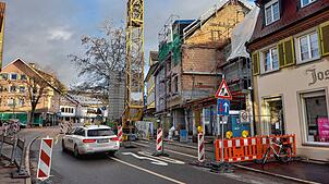 Auch wenn der Stadtgraben inzwischen wieder in beide Richtungen befahrbar ist, an der Engstelle muss ein von oben kommender Fahrer ...