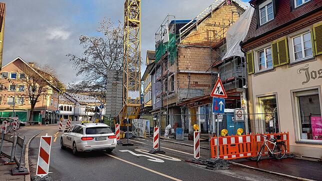 Auch wenn der Stadtgraben inzwischen wieder in beide Richtungen befahrbar ist, an der Engstelle muss ein von oben kommender Fahrer ...