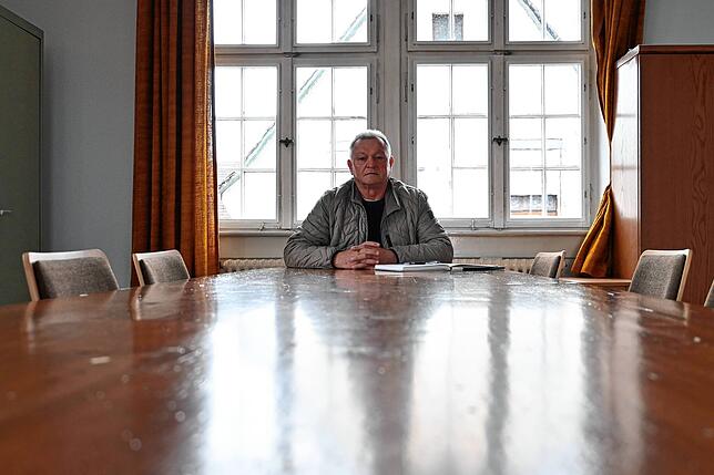 Ortsvorsteher Siegfried Hanßler am Ratstisch. Monatlich kommt er hier mit dem Ortschaftsrat zusammen.
