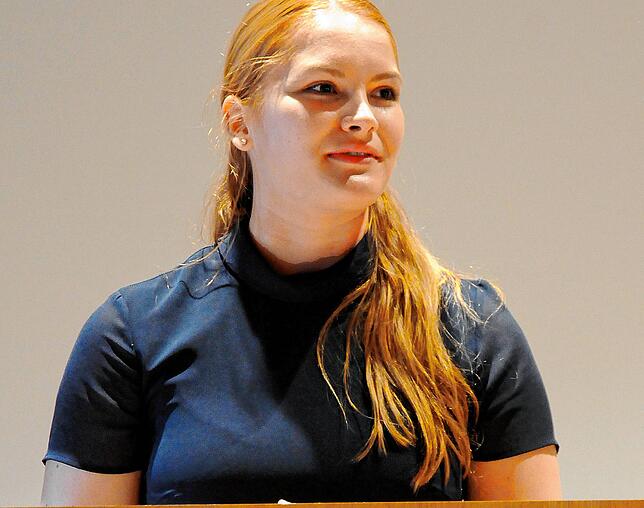 Gina Weber überreichte den Wirtschaftspreis.