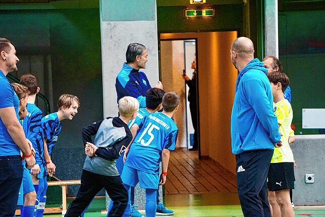 Wo bleibt er denn? Die D-Jugendmannschaft des VfB Friedrichshafen wartet auf den Kanzler.