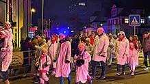 Bild : Weiße Narren ziehen durch Stockach: Die schönsten Bilder vom Hemedglonkerumzug und der Verbrennung
