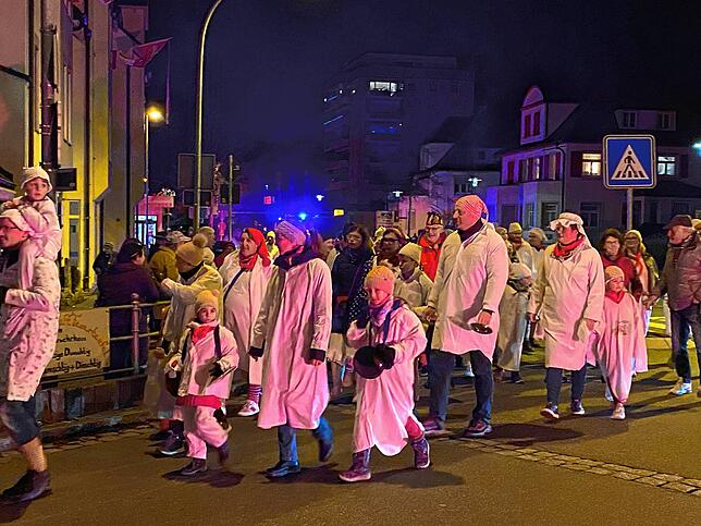 Bild 1: Weiße Narren ziehen durch Stockach: Die schönsten Bilder vom Hemedglonkerumzug und der Verbrennung