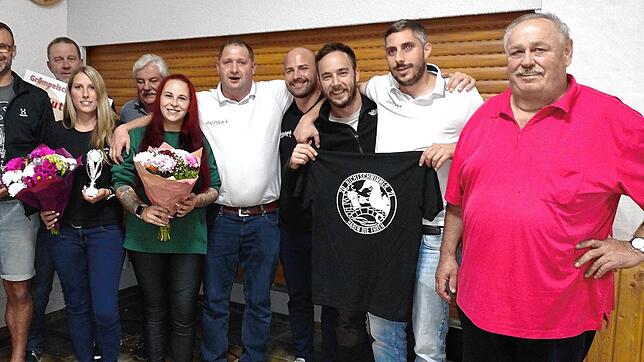 Oberschützenmeister Thomas Kilian vom Schützenverein Albbruck (links) mit den Siegern des diesjährigen Grümpelschießens. Bild: Dieter Schopf