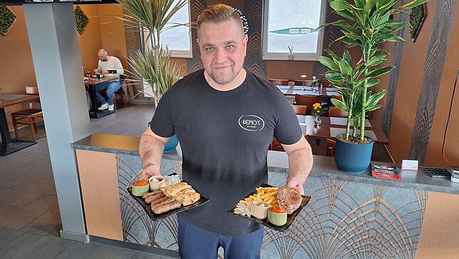 Kenad Smajovic serviert seine Grillspezialitäten. Vor allem der Mittagstisch ist sehr beliebt.