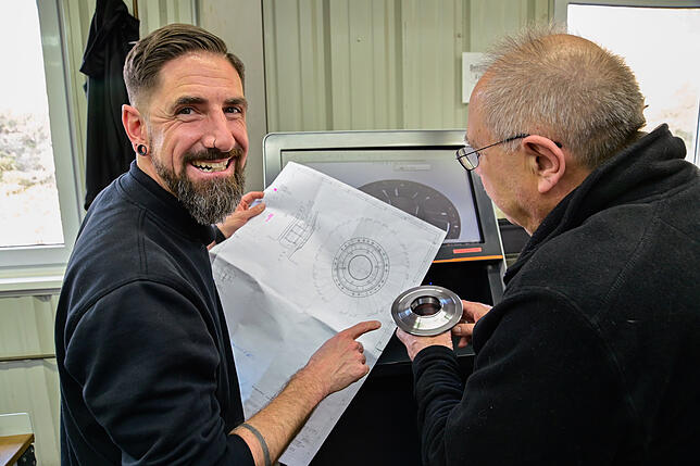 Zuhause im Schwarzwald leitet Gunnar Fichter, hier im Bild mit Seniorchef und Papa Peter, das elterliche Unternehmen für Präzisionsbauteile.