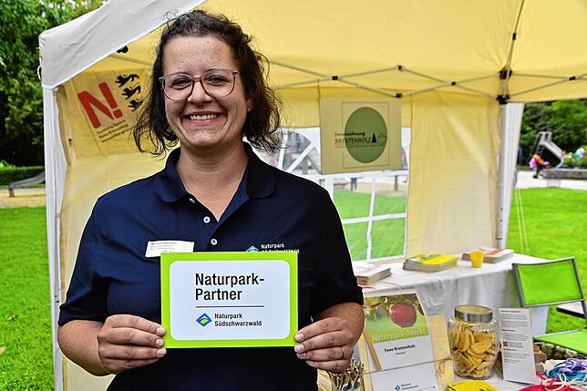 Nadja Weißer strahlt. Sie wurde für die nachhaltige Bewirtschaftung ihrer Ferienwohnung im Stockwald zum Naturpark-Partner ernannt.