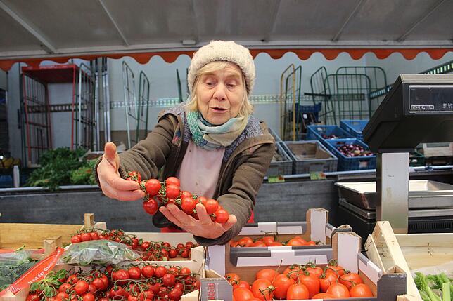 Ihr Gesicht gehört seit über 40 Jahren zum Handel in Überlingen: Pina de Sanctis auf dem Wochenmarkt auf der Hofstatt. Die Italienerin ...