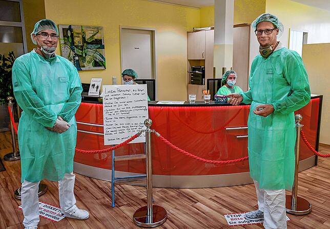 Gut geschützt für die Patienten da: Die beiden HNO-Ärzte Markus Steinwaller (links) und Frank Burkart mit ihren Mitarbeiterinnen Simone ...