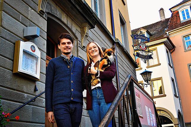 Dieses Bild entstand kurz vor der Eröffnung des Überlinger Gasthofs Engel: Jonas Gericke, Vanessa Weber und Hund Erwin.
