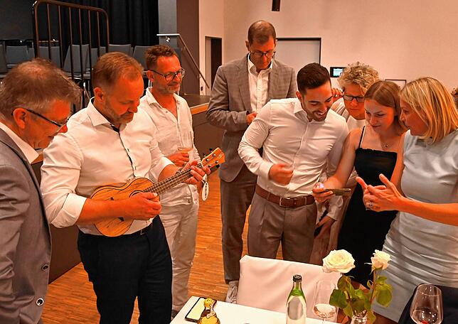 Matthias Weckbach lernt spät am Abend bei der Abschiedfeier im Seeum spontan, die Ukulele zu spielen. Gitarre kann er bereits. Er und ...