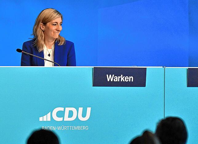 Nina Warken, CDU-Bundestagsabgeordnete, lächelt beim Landesparteitag im Sitzungssaal.
