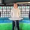 Die FC 08-Vorstände Arash Yahyaijan (links) und Andreas Flöss (rechts) begrüßen den Villinger Neuzugang Jonas Busam.