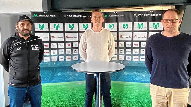 Die FC 08-Vorstände Arash Yahyaijan (links) und Andreas Flöss (rechts) begrüßen den Villinger Neuzugang Jonas Busam.