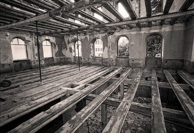 Nur das Skelett des Gebäudes in der Karlstraße 58 steht 1985 noch.
