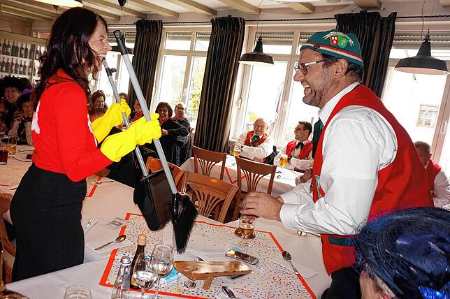 Zweckmäßiges Geschenk: Zunftmeister Ralf Siebold überreicht Sparkassen-Direktorin Silvia Knöpfle alles, was man zum Reinigen und ...