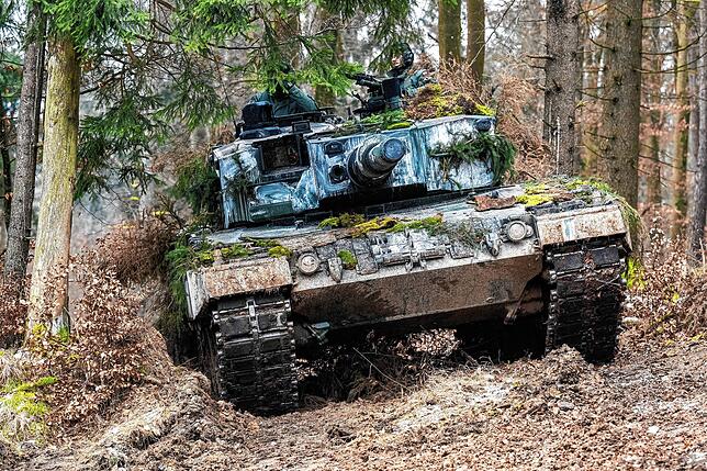 Auch in Panzer und gepanzerte Fahrzeuge werden Dieselmotoren von MTU vom Bodensee eingebaut. Der Anteil der Rüstung am RRPS-Umsatz liegt ...