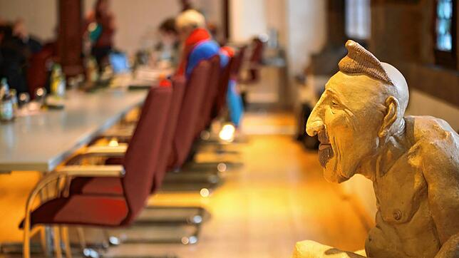 Der Teufel sitzt im Detail. Die Skulptur im Konstanzer Ratssaal hat während der Sitzung des Haupt- und Finanzausschusses durchaus etwas ...