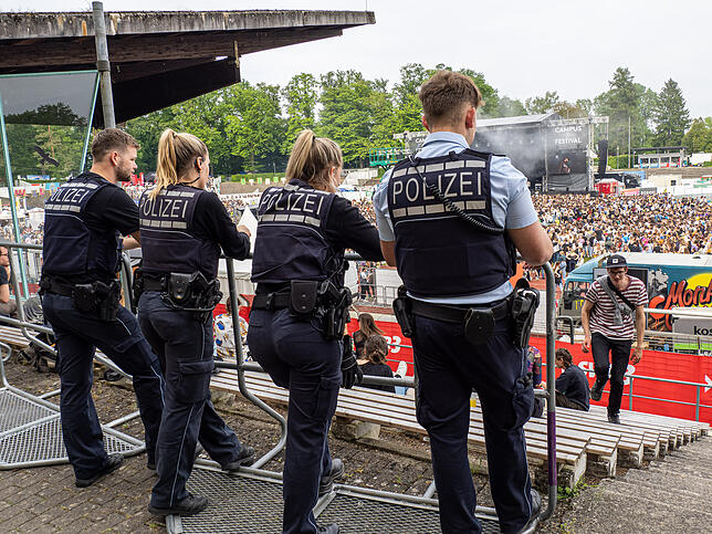 Die Polizei hat alle im Auge.