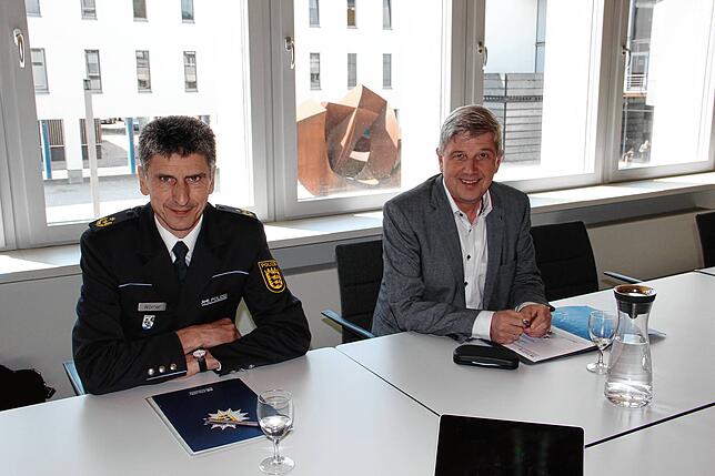 Polizeipräsident Hubert Wörner (links) und Landrat Stefan Bär bei der Vorstellung der Kriminalitätsstatistik 2022 für den Landkreis ...