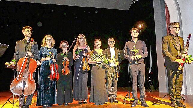 Das Ensemble (von links): Guillaume Artus,­ ­Ingrid Philippi, Simone Riniker, Gesa Jenne-Dönneweg, Amelie Seiler, Dirk Altmann, Jakob ...