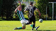 Hier konnte sich der Angreifer des SV Mühlhausen, Julian Treutle, gegen den Bermatinger Tobias Zolk (links) durchsetzen.