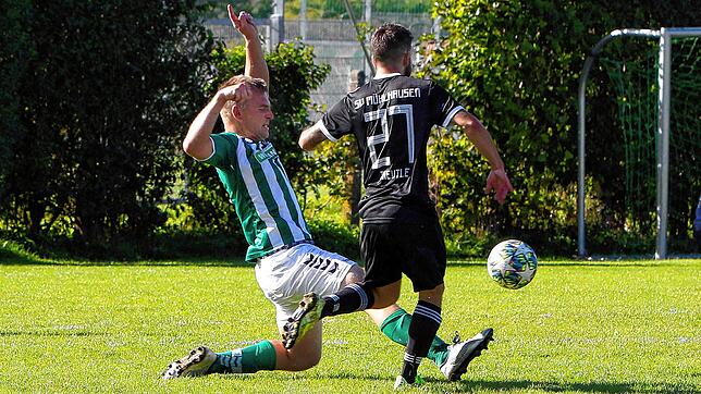 Hier konnte sich der Angreifer des SV Mühlhausen, Julian Treutle, gegen den Bermatinger Tobias Zolk (links) durchsetzen.