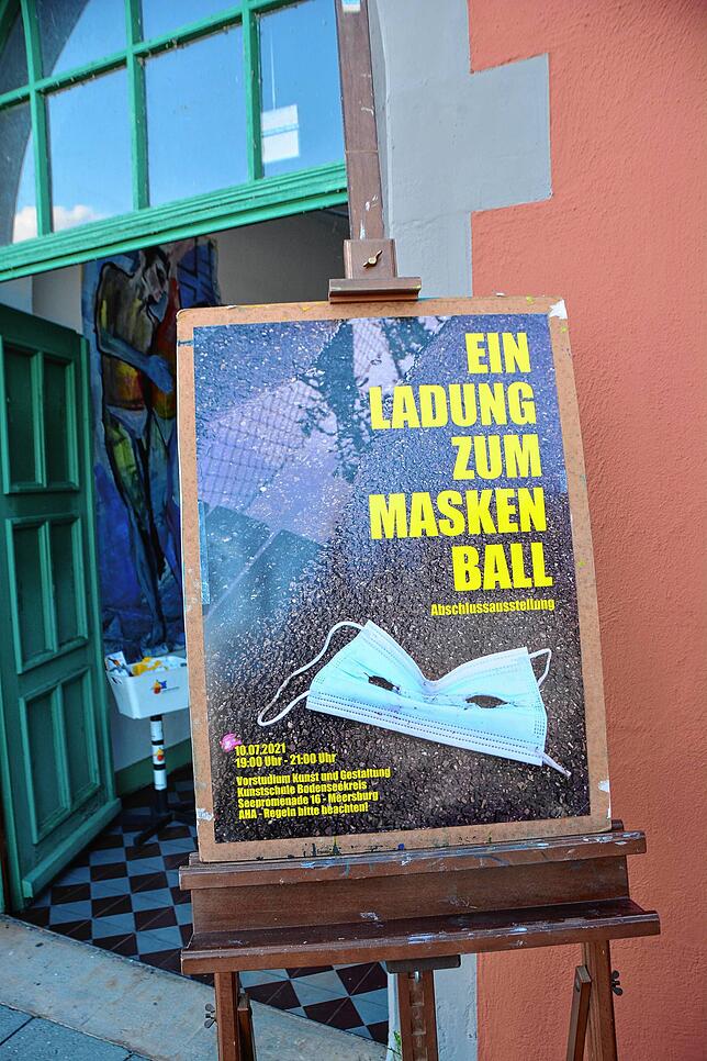 Einladung zum Maskenball: der Titel der Abschluss-Ausstellung des Vorstudiums Gestaltung.